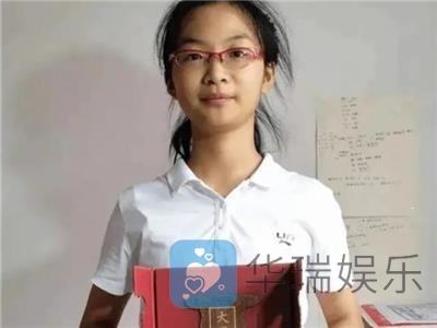 15岁的湖南女孩屈诗颖以696分被北京大学录取,成为今年北京