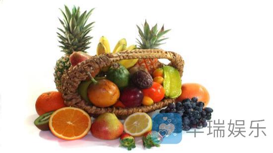 苹果、猕猴桃、葡萄、柠檬等水果能促进皮肤变白,多吃这些水果能