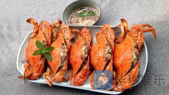 吃与螃蟹相容的食物容易引起食物中毒
